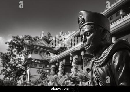 Statue du Roi des singes, ou Sun Wukong, à la pagode bouddhiste Ling Ung Bai Buc à Danang, Vietnam. Banque D'Images