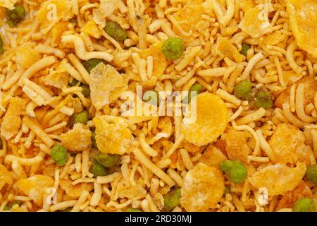 Papier peint plein cadre croquant de mélange de régime, fait avec du riz soufflé, des flocons de maïs et des feuilles de curry. Snacks épicés indiens (Namkeen) Banque D'Images