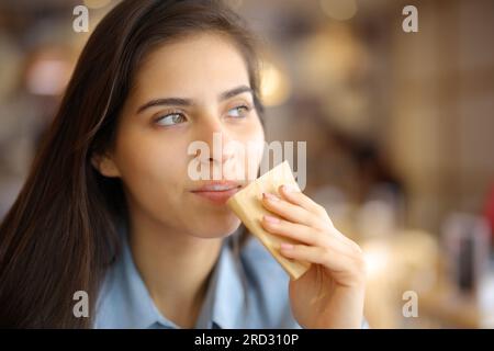 Le client du restaurant nettoie la bouche avec un mouchoir en papier détourné Banque D'Images