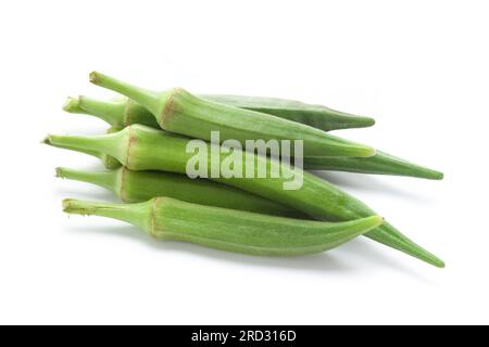 Gros plan d'Okra frais vert biologique ou de fruits de doigts de dames ( Abelmoschus esculentus ) isolé sur fond blanc Banque D'Images