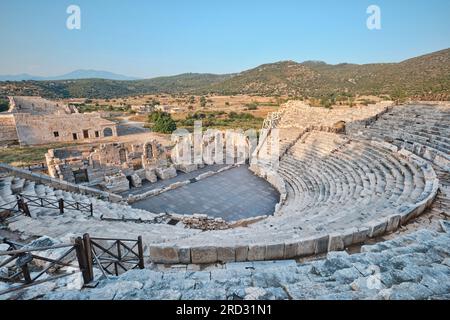 Antalya, Turquie - 19 juillet 2023 : ruines de l'ancienne ville lycienne Patara. Théâtre et la salle de l'Assemblée de Lycia public. Patara était à la Lycie (Lyci Banque D'Images