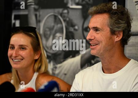 Prague, République tchèque. 18 juillet 2023. Marketa Vondrousova, championne de tennis tchèque de Wimbledon 2023, prend la parole lors de la conférence de presse à Prague, en République tchèque, le 18 juillet 2023. A droite se trouve l'entraîneur de Marketa Vondrousova Jan Hernych. Crédit : Ondrej Deml/CTK photo/Alamy Live News Banque D'Images