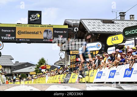 Combloux, France. 18 juillet 2023. L'illustration montre les Néerlandais Cees bol de Astana Qazaqstan Team franchissant la ligne d'arrivée de l'étape 16 du Tour de France cycliste, un contre-la-montre individuel de Passy à Combloux (22, 4 km), France, mardi 18 juillet 2023. Le Tour de France de cette année aura lieu du 01 au 23 juillet 2023. BELGA PHOTO JASPER JACOBS crédit : Belga News Agency/Alamy Live News Banque D'Images