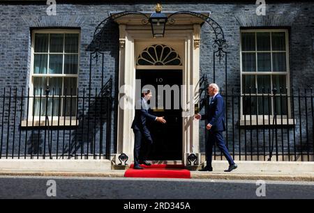 Le président des États-Unis Joe Biden est accueilli par le Premier ministre britannique Rishi Sunak sur les marches du 10 Downing Street, Londres, Angleterre. Banque D'Images