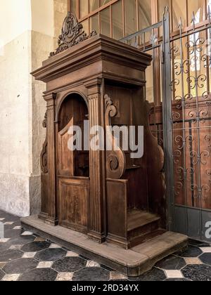 Confessionnal historique en bois dans la basilique de la Sainte Trinité, Cracovie Pologne Banque D'Images