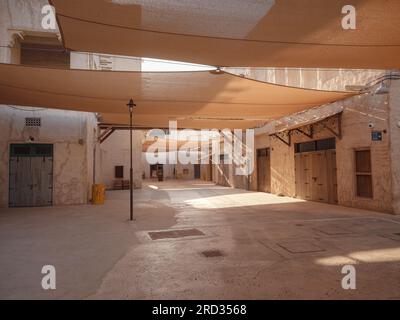 20 mars 2023, Dubaï, Émirats Arabes Unis : le village de la vieille ville d'Al Seef à Dubaï, Al Seef Khor se trouve à 1,8 km de la promenade en bord de mer le long de la rive de Dubai Creek, dans le quartier d'Al Fahidi Banque D'Images