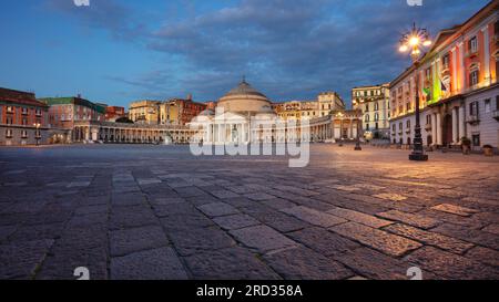 Naples, Italie. Image du paysage urbain de Naples, Italie avec vue sur la grande place de la ville publique Piazza del Plebiscito la nuit. Banque D'Images