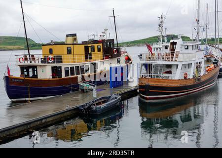 Bateaux amarrés, North Pier, y compris le chalutier traditionnel en bois converti, Splendour, un bateau de croisière pouvant accueillir jusqu'à 10 personnes, Oban, Écosse, Royaume-Uni. Banque D'Images