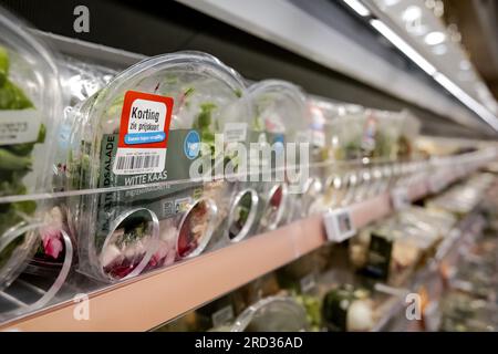 AMSTERDAM - réduction contre les déchets sur une salade préemballée dans le rayon frais d'un supermarché Albert Heijn sur Gelderlandplein. ANP ROBIN VAN LONKHUIJSEN pays-bas Out - belgique Out Banque D'Images