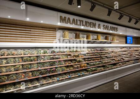 AMSTERDAM - repas et salades préemballés dans le rayon frais d'un supermarché Albert Heijn sur Gelderlandplein. ANP ROBIN VAN LONKHUIJSEN pays-bas Out - belgique Out Banque D'Images