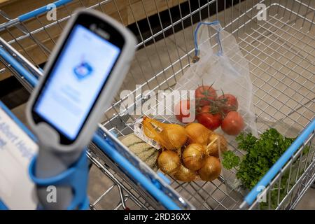 AMSTERDAM - Un scanner à main et l'épicerie dans le rayon frais dans un supermarché Albert Heijn sur Gelderlandplein. ANP ROBIN VAN LONKHUIJSEN pays-bas Out - belgique Out Banque D'Images