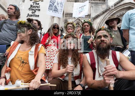 Londres, Royaume-Uni. 18 juillet 2023. Le droit à l'itinérance et les étoiles sont pour tout le monde organiser un 'Rally to Restore Rights to Wild Camping on Dartmoor' à la Royal courts of Justice alors que la Dartmoor National Park Authority (DNPA) fait appel d'une décision antérieure de la haute cour en faveur des propriétaires fonciers privés qui restreignait le droit du public de camper dans la région. Crédit : Ron Fassbender/Alamy Live News Banque D'Images