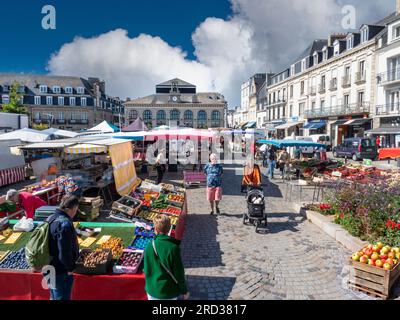 CONCARNEAU MARCHÉ PLEIN AIR Fresh French Produire en vente à jour de marché à square et Les Halles marché couvert en arrière-plan Concarneau Bretagne France Banque D'Images