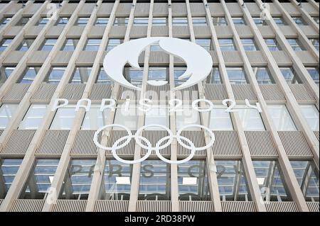 Paris, France. 18 juillet 2023. Illustration du logo de Paris 2024 le 18 juillet 2023. Photo Tomas Stevens/ABACAPRESS.COM crédit : Abaca Press/Alamy Live News Banque D'Images