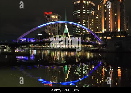 Vue de nuit 762 sur le pont piétonnier Evan Walker-Southbank, les gratte-ciel et les hautes flèches illuminées de vert. Melbourne-Australie. Banque D'Images