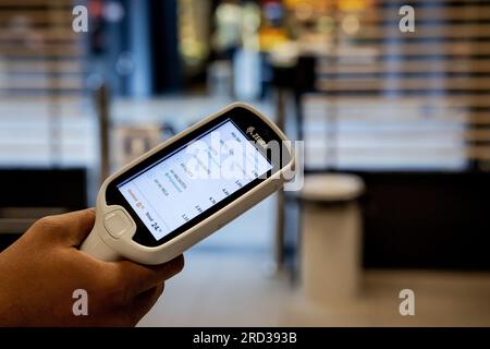 AMSTERDAM - Un scanner manuel dans un supermarché Albert Heijn sur Gelderlandplein. ANP ROBIN VAN LONKHUIJSEN pays-bas Out - belgique Out Banque D'Images