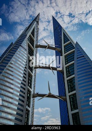 Le Bahrain World Trade Center est un monument architectural emblématique à Manama, avec un design unique avec des éoliennes intégrées dans son structu Banque D'Images