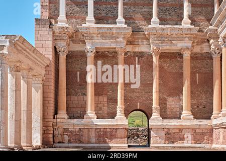 Manisa, Turquie - 14 juillet 2023 : les ruines du gymnase de l'ancienne ville de Sardes, capitale de l'État lydien, sont situées dans la ville de Sart Banque D'Images