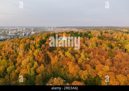 Vue aérienne du monument des trois croix surplombant la vieille ville de Vilnius sur le coucher du soleil. Paysage de Vilnius de la colline des trois croix, situé dans la région de Kalnai Banque D'Images