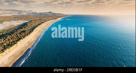 La perspective aérienne met en valeur l'étendue à couper le souffle de Patara Beach, une mer renommée le long de la célèbre voie lycienne en Turquie. Banque D'Images