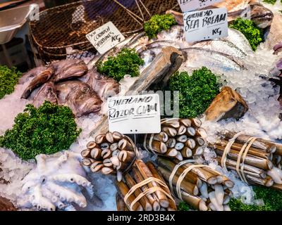 Le poissonnier RAZOR CLAMS Borough Market présente tous les fruits de mer britanniques frais sur glace, y compris Shetland Razor Clams Clam, Sea Bream et Octopus au Borough Market Southwark London UK Banque D'Images