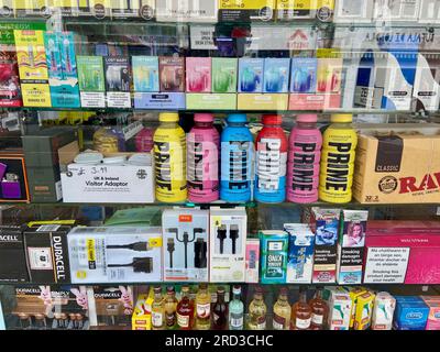 Boissons énergisantes haut de gamme vapes jetables exposées dans la boutique de presse crouch End londres angleterre Royaume-Uni juillet 2023 Banque D'Images