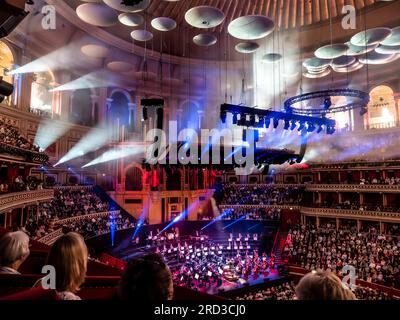 La performance intérieure du Royal Albert Hall avec un éclairage spectaculaire et des feux d'artifice dans le son de l'auditorium et des effets lumineux pyrotechniques spectaculaires et de la fumée, vus depuis une boîte privée, Kensington London UK Banque D'Images