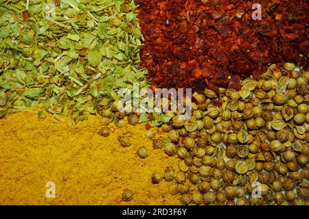 Épices biologiques exotiques pour une cuisine gastronomique savoureuse. Les épices se mélangent. Herbes naturelles. Banque D'Images