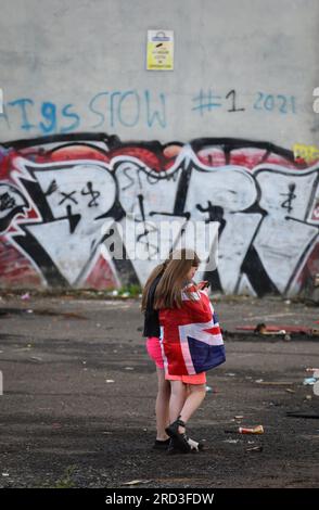 Filles protestantes à une fête de rue Sandy Row attendant l'éclairage du feu de joie la onzième nuit Banque D'Images