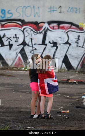 Filles protestantes à une fête de rue Sandy Row attendant l'éclairage du feu de joie la onzième nuit Banque D'Images