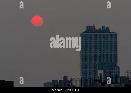 New York, États-Unis. 17 juillet 2023. Vue du soleil et des bâtiments montrant la mauvaise qualité de l'air et la faible visibilité dues aux feux de forêt canadiens. Banque D'Images