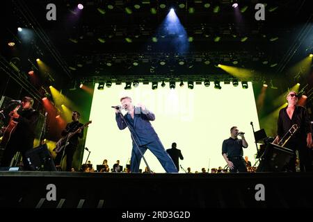 Locarno, Suisse. 17 juillet 2023. L'auteur-compositeur-interprète et acteur portoricain RICKY MARTIN se produit en direct sur scène à Piazza Grande pendant le « Moon & Stars Festival ». Crédit : Rodolfo Sassano/Alamy Live News Banque D'Images