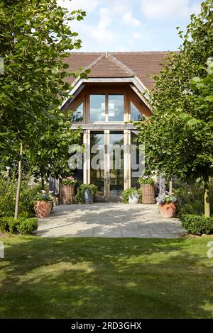 Entrée principale du jardin avec pelouse et arbres. Manor Barn, Faringdon, Royaume-Uni. Architecte : aucun, 2015. Banque D'Images