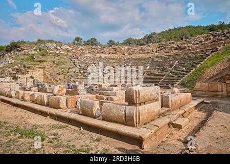 Mugla, Turquie - 20 juillet 2023 : le théâtre du site antique de Stratonikeia qui était l'une des villes les plus importantes de la région de la carie intérieure Banque D'Images