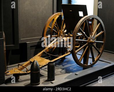 Première Guerre mondiale (1914-1918). Russie. Mortier de tranchée expérimental de 40 mm. Premier plan, grenade à obus d'artillerie de 152 mm (à gauche) et grenade à obus d'artillerie de 120 mm (à droite). Musée letton de la guerre. Riga. Lettonie. Banque D'Images