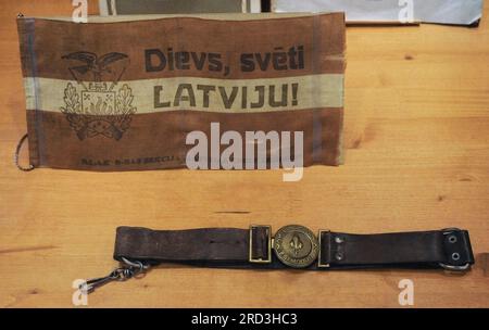 Standard de la "Légion des aigles lettons", Section de la jeunesse des soldats démobilisés de Lettonie, avec la devise "Dieu bénisse la Lettonie". Ceinture uniforme Scout. Musée letton de la guerre. Riga. Lettonie. Banque D'Images