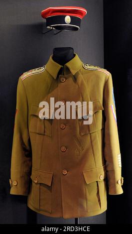 Première Guerre mondiale (1914-1918). Casquette et manteau d'uniforme d'un officier de la division d'assaut de Kornilov (1917-1922) de l'armée des volontaires de Russie du Sud. Musée letton de la guerre. Riga. Lettonie. Banque D'Images