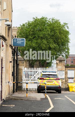 Signe de la police britannique des transports sur le mur du bureau de la gare St Mary's Street, Lincoln City, Lincolnshire, Angleterre, Royaume-Uni Banque D'Images