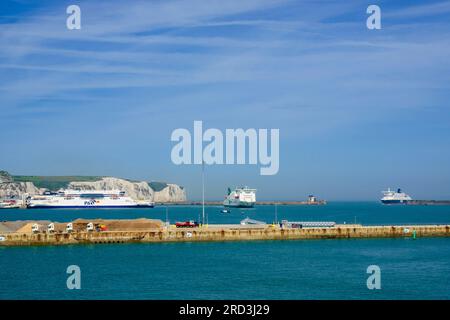 P&O Ferry, Irish Ferry et DFDS Ferry avec des falaises blanches au-delà dans le port animé de la Manche. Dover, Kent, Angleterre, Royaume-Uni, Grande-Bretagne Banque D'Images