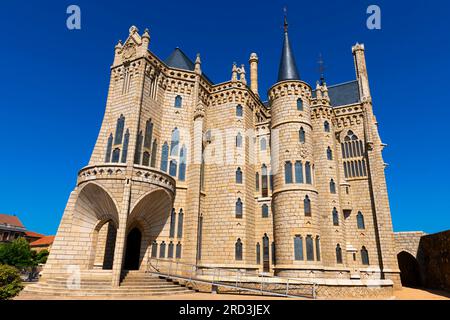 Le palais épiscopal d'Astorga conçu par le célèbre architecte moderniste catalan Antoni Gaudí. Astorga (León), Espagne. Banque D'Images