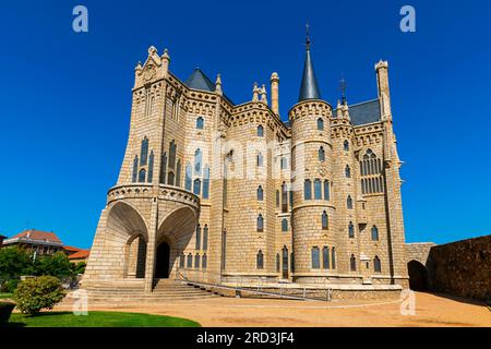 Le palais épiscopal d'Astorga conçu par le célèbre architecte moderniste catalan Antoni Gaudí. Astorga (León), Espagne. Banque D'Images