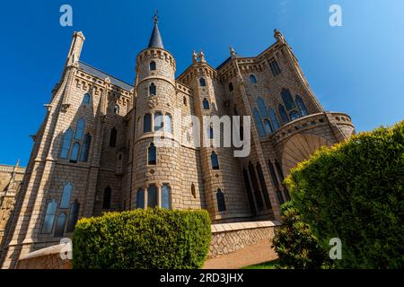 Le palais épiscopal d'Astorga conçu par le célèbre architecte moderniste catalan Antoni Gaudí. Astorga (León), Espagne. Banque D'Images