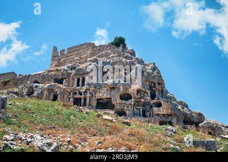 Antalya, Turquie - 18 juillet 2023 : les anciennes tombes rocheuses de la ville antique de Tlos, finement sculptées dans la colline Banque D'Images