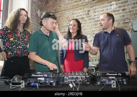 Catherine Martin, ministre du ministère de la Culture et des médias (au centre à droite), accompagnée (de gauche à droite) de Maureen Kennell, directrice du Conseil des Arts, DJ Handsome Paddy et Sunil Sharp du groupe de campagne Give US the Night, alors qu'elle annonçait trois nouvelles initiatives pour soutenir l'économie nocturne, Qui comprend un nouveau projet pilote, en partenariat avec le Conseil des Arts au Smock Alley Theatre à Temple Bar, Dublin. Date de la photo : mardi 18 juillet 2023. Banque D'Images