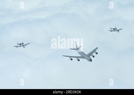 Un stratotanker KC-135T du 171e escadron de ravitaillement aérien de la 127e escadre de Selfridge Air National Guard base prend le vol en formation avec des A-10C du 107e escadron de chasse sur une sortie de ravitaillement aérien le 27 juin 2023. En plus de l’entraînement de ravitaillement en vol de routine dans toutes les conditions, les avions de la 127th Wing, y compris l’avion d’attaque A-10C Thunderbolt II du 107th Fighter Squadron, ont commémoré le 100e anniversaire du premier ravitaillement en vol effectué le 23 juin 1923. Banque D'Images