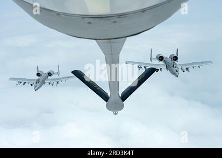 Un stratotanker KC-135T du 171e escadron de ravitaillement aérien de la 127e escadre de la Selfridge Air National Guard base volant en formation avec des A-10C du 107e escadron de chasse sur une sortie de ravitaillement aérien le 27 juin 2023. En plus de l’entraînement de ravitaillement en vol de routine dans toutes les conditions, les avions de la 127th Wing, y compris l’avion d’attaque A-10C Thunderbolt II du 107th Fighter Squadron, ont commémoré le 100e anniversaire du premier ravitaillement en vol effectué le 23 juin 1923. Banque D'Images