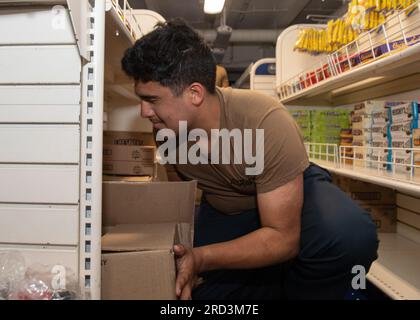 SAN DIEGO (28 JUIN 2023) – ÉTATS-UNIS Le matelot Nate Rodriguez, spécialiste des services de détail de la Marine, de New Braun Fells, au Texas, réapprovisionne le magasin du navire à bord du porte-avions de classe Nimitz USS Theodore Roosevelt (CVN 71), le 28 juin 2023. Theodore Roosevelt effectue actuellement une visite d’assistance matérielle à l’appui de son prochain examen par le Board of inspection and Survey (INSURV), une évaluation mandatée par le Congrès de l’état de préparation d’un navire afin de s’assurer que tous les espaces et l’équipement répondent aux normes de la Marine. Banque D'Images