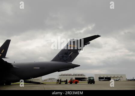ÉTATS-UNIS Des aviateurs de la 366e escadre de chasse de l'Armée de l'Air et du personnel affecté à la base aérienne Iwakuni du corps des Marines, débarquent le fret d'un C-17 Globemaster III, affecté au 517e escadron de transport aérien, dans le cadre du Northern Edge 23-2 sur le MCAS Iwakuni, Japon, le 28 juin 2023. Ne 23-2 démontre l'engagement des États-Unis envers la région en renforçant l'interopérabilité avec nos alliés et partenaires et en assurant une région Indo-Pacifique libre et ouverte. Banque D'Images