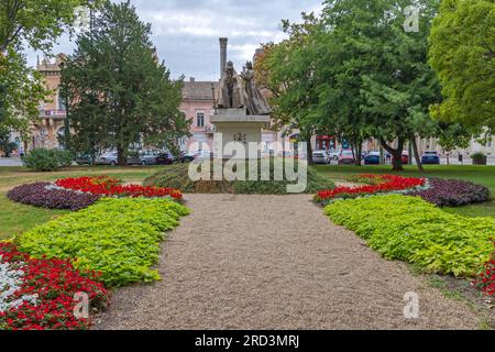 Szeged, Hongrie - 30 juillet 2022 : Statue en bronze de Saint Étienne et Gisella au jardin de fleurs du parc Szechenyi dans le centre-ville jour d'été. Banque D'Images