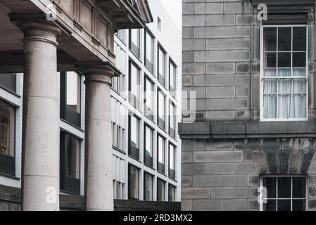 Façades anciennes et nouvelles de différents styles architecturaux Banque D'Images